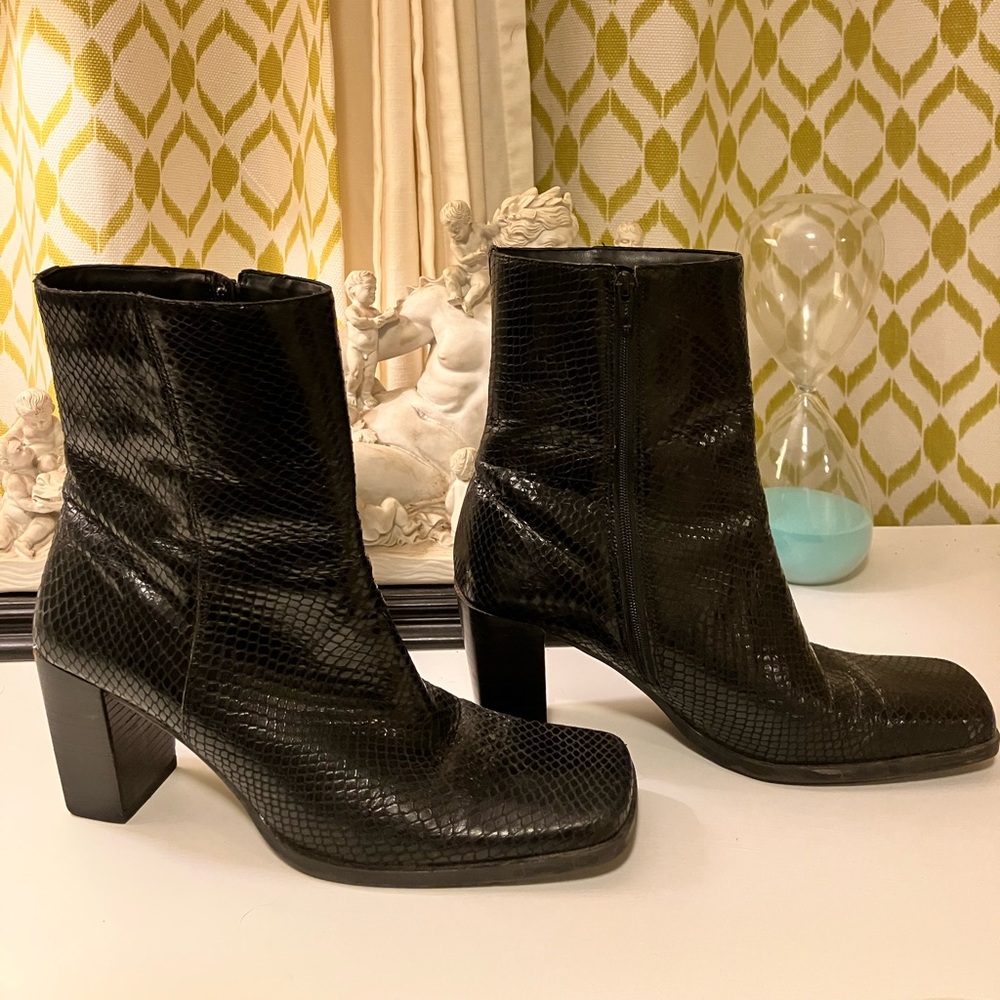 Bandelino 9 1/2 black leather snake skin print boots